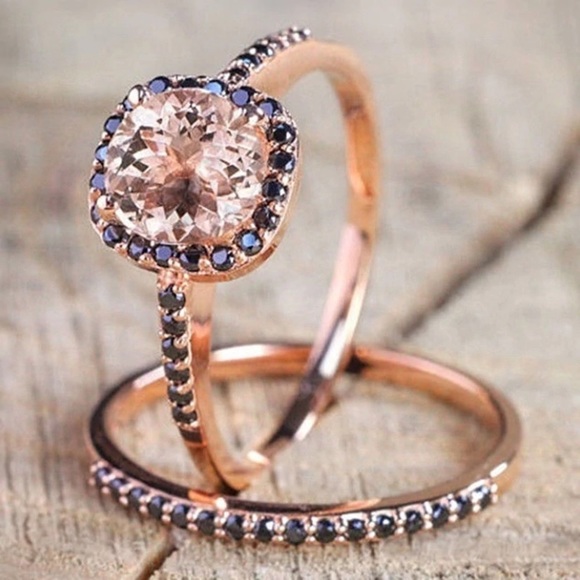 Jewelry - 💕Gorgeous rose gold ring